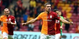 Lukas Podolski'nin dönüşü uzadı