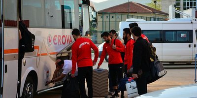Küme düşen takımın futbolcuları minibüsle döndü!