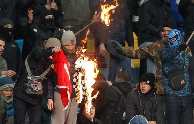 Dinamo Kiev taraftarları Beşiktaş bayrağı yaktı!
