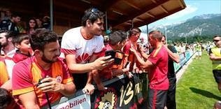 Poldi, bak sana çay getirdim!