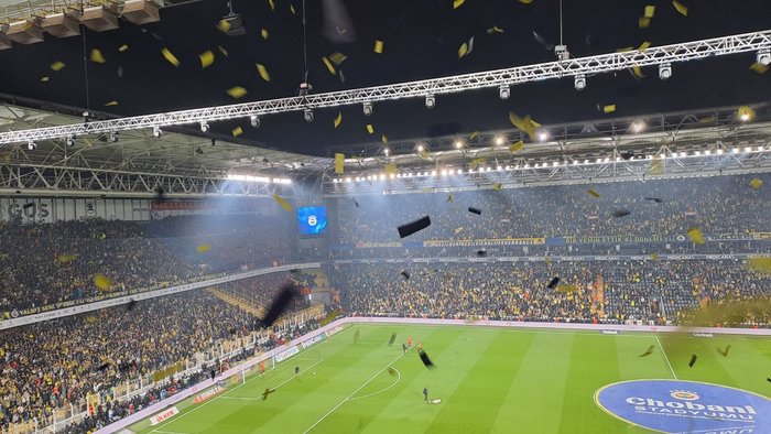 fenerbahce-galatasaray-derbisi-oncesi-kadikoyde-konfeti-sov-1764606559978.jpg