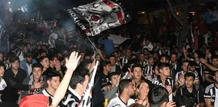 Taraftarlar sokaklara aktı