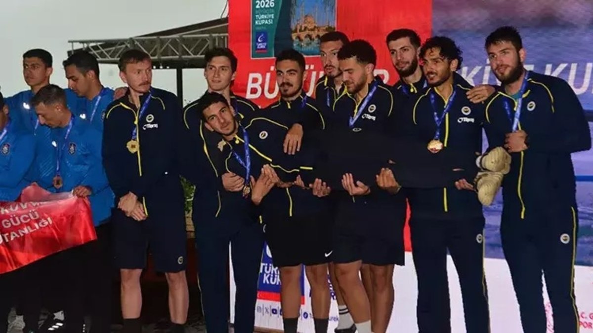 Fenerbahçe Büyükler Türkiye Kupası Kürek Yarışları'nda kadın ve erkeklerde birinci oldu