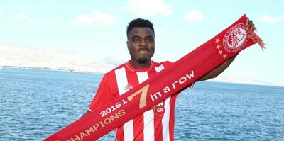 Emenike resmen Komşu’da