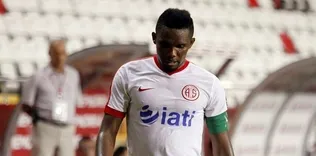 Eto’o’yu Cenk engelledi