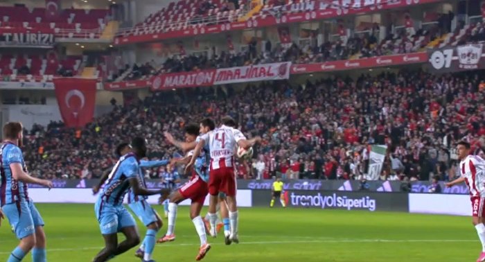 hakem-beyaz-noktayi-gosterdi-iste-trabzonsporun-penalti-kazandigi-pozisyon-1769798686923.jpg