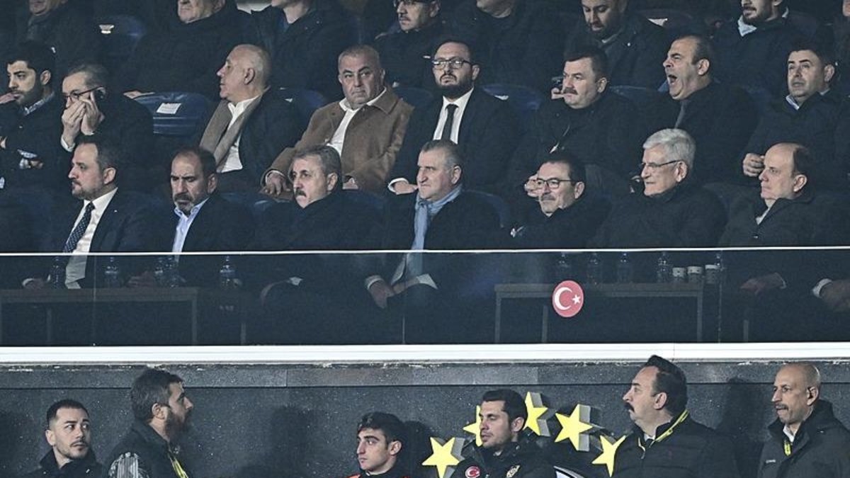 Bakan Bak da tribünde Bakan Bak da tribünde