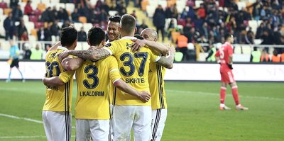 Fenerbahçeli yıldız hastaneye kaldırıldı!