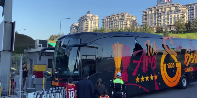 Galatasaraylı futbolculardan stada dikkat çeken giriş!