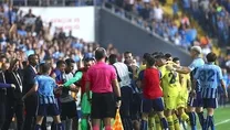 Saha karıştı hakem atladı!