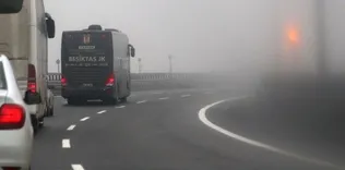 Kafileyi taşıyan otobüse taş atıldı