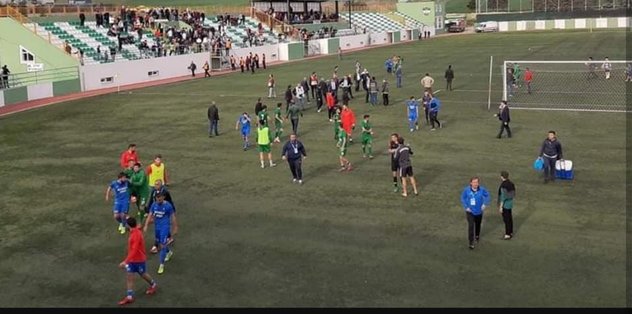 Soyunma odasını bastılar, futbolcuları bıçakladılar!