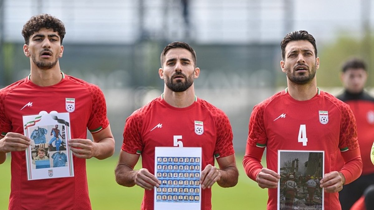 İran Milli Takımı sahaya öldürülen çocukların fotoğraflarıyla çıktı