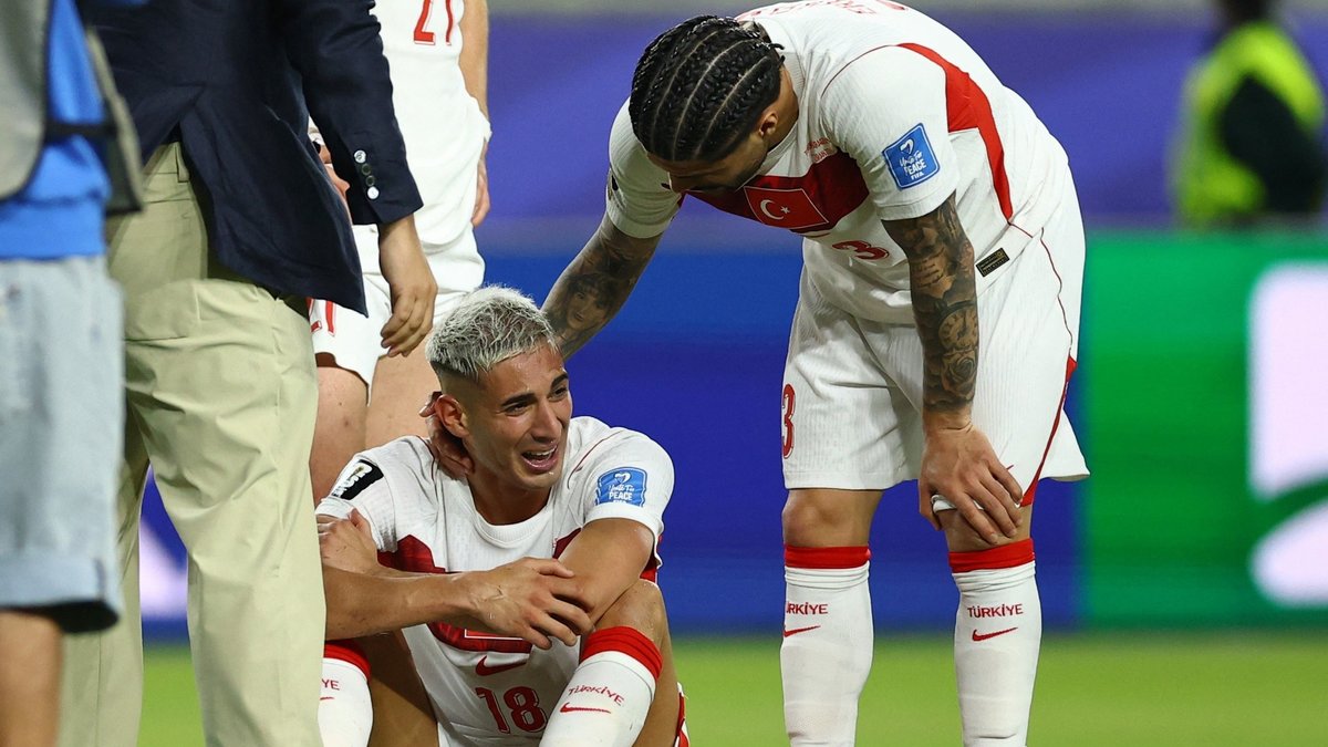 Gözyaşları maç sonuna damga vurdu! Milli futbolcuların duygusal anları kameralara yansıdı