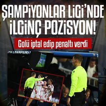 <p>UEFA Şampiyonlar Ligi'nin 3. haftasında Barcelona, sahasında Olympiakos'u konuk etti. Mücadelenin 51. dakikasında ilginç bir an yaşandı.</p>
<p>Olympiakos'ta Ayoub El Kaabi'nin kafa vuruşuyla ağlara giden top, önce ofsayt gerekçesiyle geçersiz sayıldı. Ancak aynı pozisyonun hemen öncesinde Barcelona savunmacısı Eric Garcia'nın ceza sahası içinde topa eliyle müdahale ettiğini tespit eden VAR ekibi, hakem Urs Schnyder'i monitöre çağırdı.</p>
<p>Pozisyonu izleyen İsviçreli hakem, elle oynama gerekçesiyle penaltı kararı verdi. Topun başına geçen El Kaabi, topu filelere göndererek skoru 2-1'e getirdi ve farkı bire indirdi.</p>
<p><strong>İŞTE O POZİSYON</strong></p>
<p><blockquote class="twitter-tweet"><p lang="tr" dir="ltr">Gol ofsayt ama pozisyon penaltı😅<br><br>Barcelona - Olympiakos karşılaşmasında ilginç pozisyon. <a href="https://t.co/6fIoZYbO8T">pic.twitter.com/6fIoZYbO8T</a></p>&mdash; TRT Spor (@trtspor) <a href="https://twitter.com/trtspor/status/1980696563581145450?ref_src=twsrc%5Etfw">October 21, 2025</a></blockquote> <script async src="https://platform.twitter.com/widgets.js" charset="utf-8"></script></p>
<p> </p>