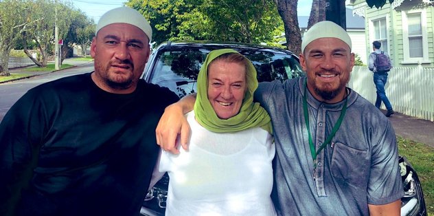 Yeni Zelandalı Rugby oyuncusunun annesi ve arkadaşı Müslüman oldu