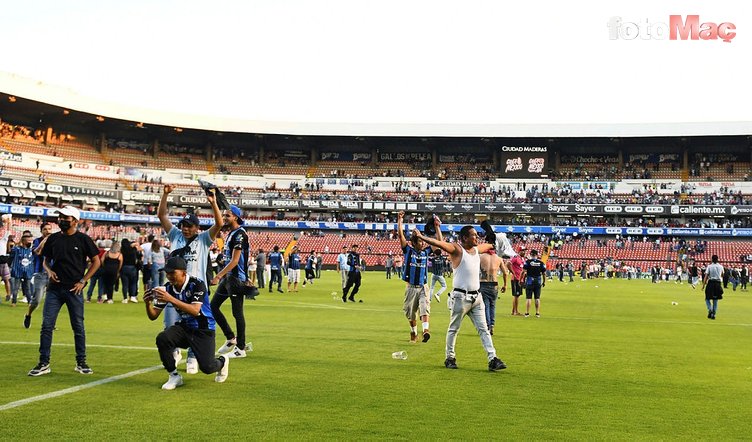 Meksika'da futbola kan bulaştı! Queretaro-Atlas maçında ortalık savaş alanına döndü