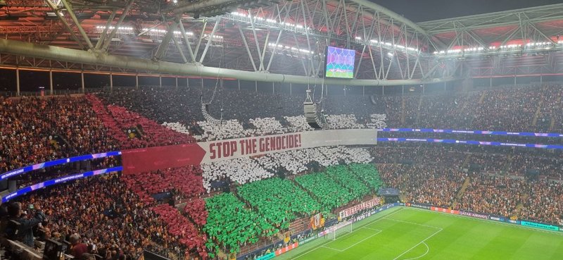 galatasaray-taraftarindan-dunyaya-ses-getiren-mesaj-filistindeki-soykirimi-durdurdun-1761151539043.jpg