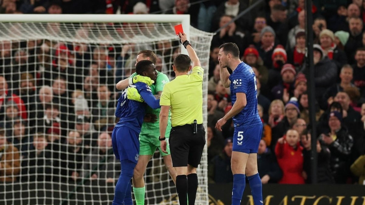 Idrissa Gueye'den takım arkadaşına tokat!