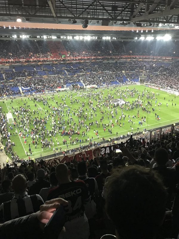 Lyon taraftarı sahaya indi!