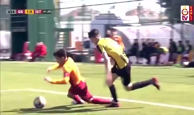 Galatasaraylı genç futbolcudan fair-play örneği! Penaltıyı auta gönderdi...