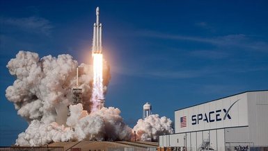 Elon Musk'ın hayali gerçek oldu! SpaceX ilk insanlı uzay mekiği başarıyla fırlatıldı!