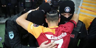 Çevik kuvvet polislerine koştu