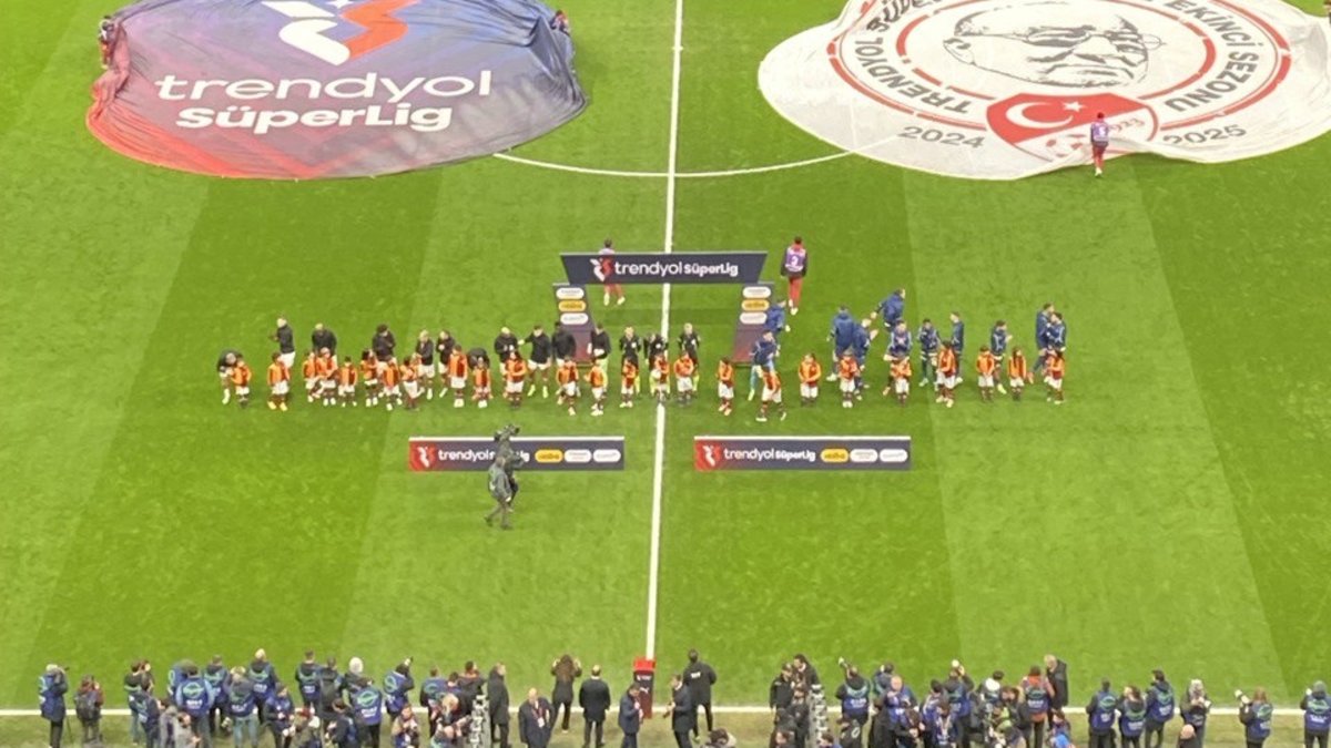 Galatasaray-Fenerbahçe derbisi öncesi gergin anlar: Selamlaşmadılar! Galatasaray-Fenerbahçe derbisi öncesi gergin anlar: Selamlaşmadılar!