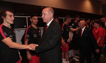 Başkan Erdoğan Milli Takım'ın soyunma odasını ziyaret etti