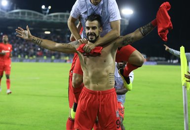 Alvaro Negredo golü attı oyundan atıldı! Sosyal medyayı salladı!