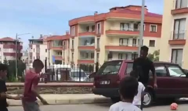 Ogenyi Onazi sokakta çocuklarla top oynadı