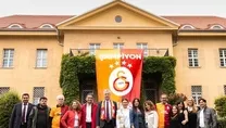 Büyükelçi’den bayrak