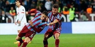 Evinde ezip geçiyor