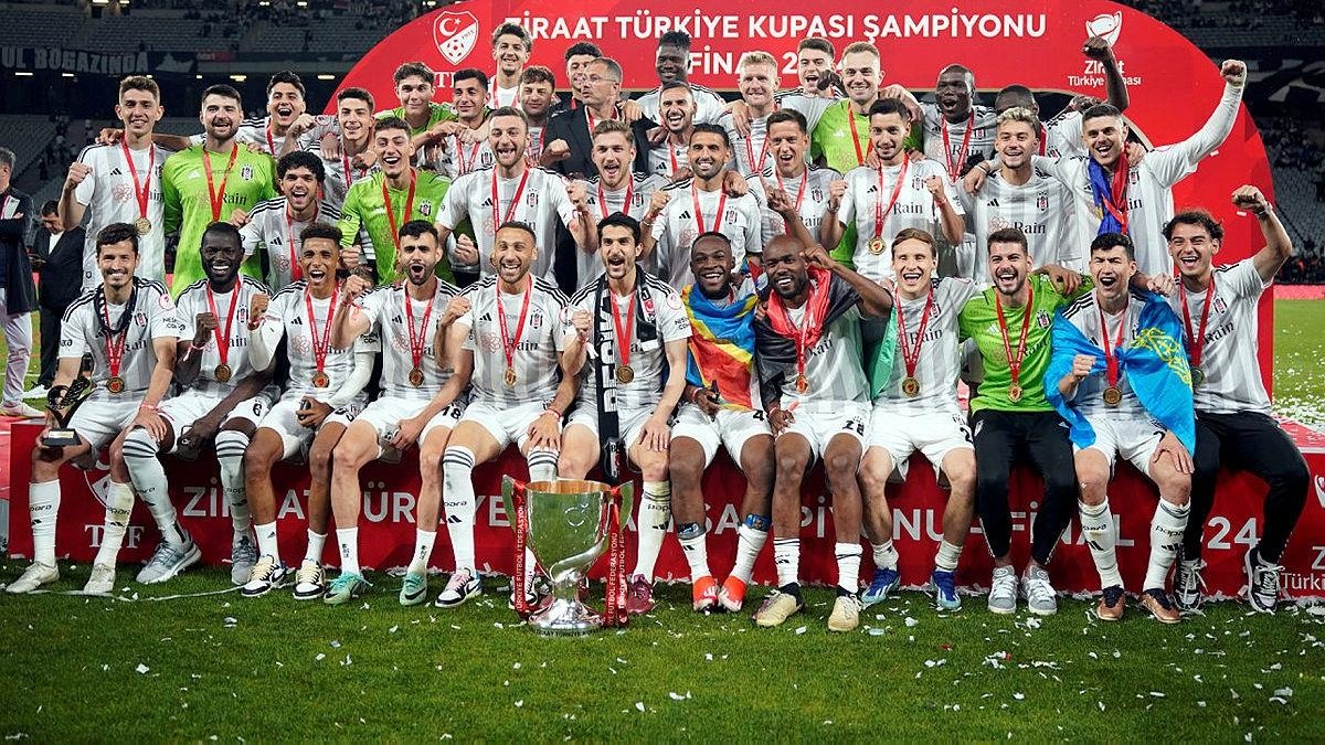 Ziraat Türkiye Kupası'nı kazanan Beşiktaş taraftarıyla kutlama yaptı