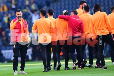 Fenerbahçe-Galatasaray maçı öncesi Belhanda sahaya çıktı ve... İşte o anlar...