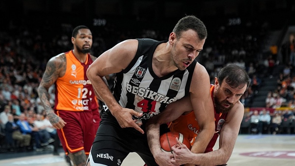 Beşiktaş ile Galatasaray yarı final bileti için parkeye çıkıyor!