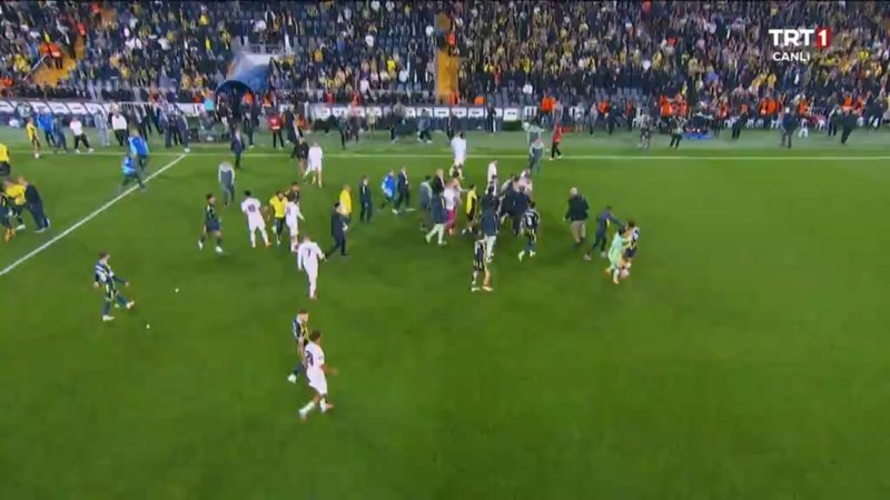 fenerbahce-stuttgart-macinin-sonunda-ortalik-karisti-iste-o-anlar-1761246318495.jpg