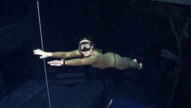 Rekortmen dalgıç Şahika Ercümen dünyanın en derin havuzunda çalışıyor