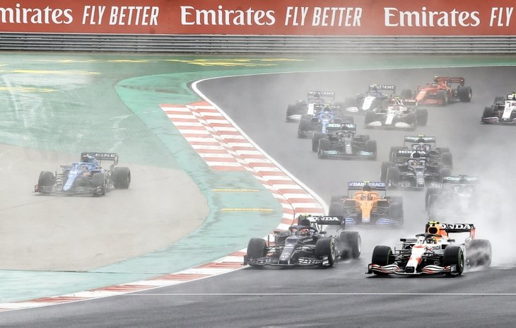 Formula 1 Türkiye Grand Prix'i nefes kesti! İşte İstanbul'daki yarıştan kareler 