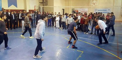 Bakan Bak gençlerle basketbol oynadı