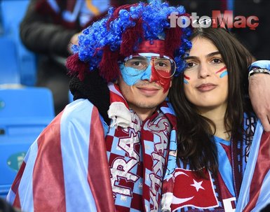 Trabzonspor Antalyaspor maçında tribünlerde renkli görüntüler!
