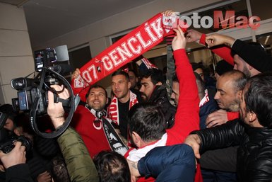 Antalya’da Podolski rüzgarı! Yıldız oyuncu şehre böyle geldi