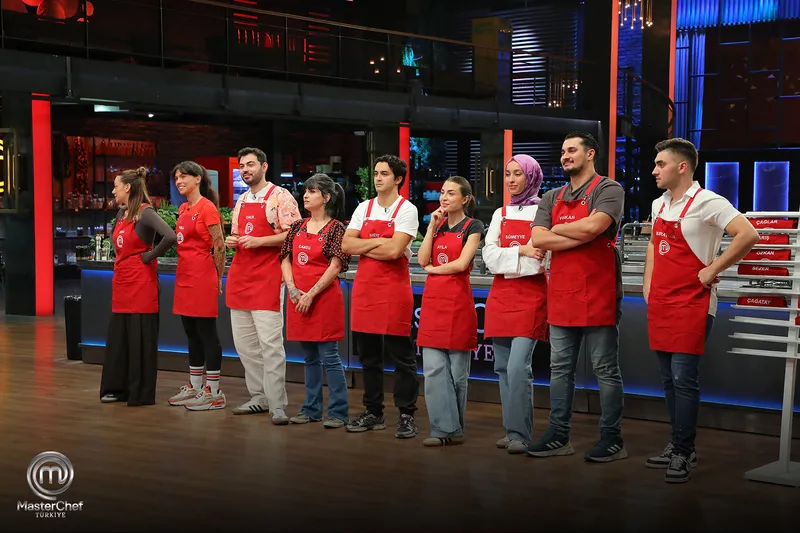 masterchef-turkiye-2025te-kaptanlik-oyununu-kim-kazandi-mavi-ve-kirmizi-takim-yarismacilari-kimler-oldu-1760338484206.jpg