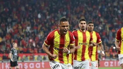 Dennis ve Juan beklemede