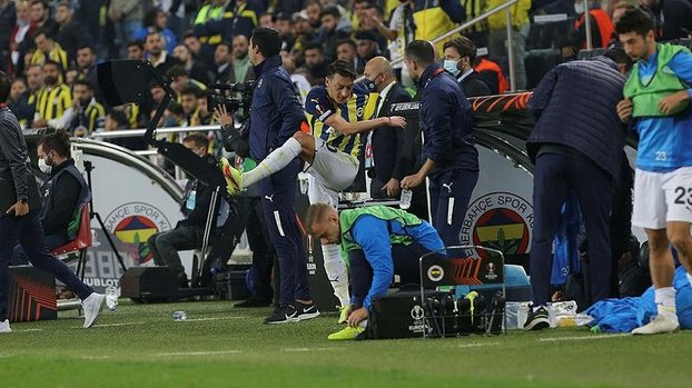 Mesut Özil'den tepki sözleri! Oyundan çıkarken...
