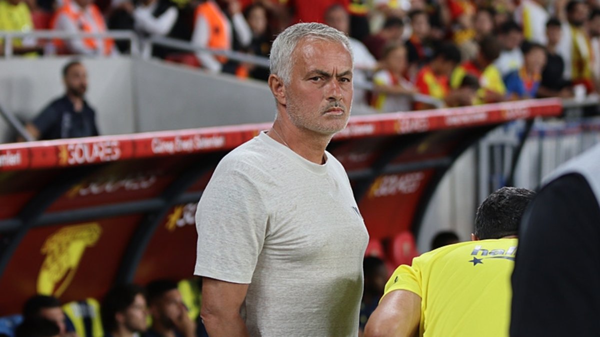 FENERBAHÇE HABERİ: Jose Mourinho'nun şakası yok! 5 ismin biletini kesti FENERBAHÇE HABERİ: Jose Mourinho'nun şakası yok! 5 ismin biletini kesti