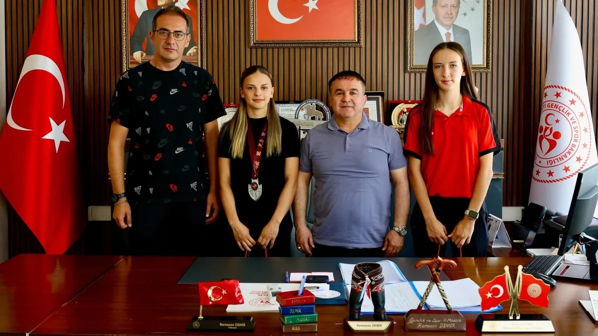 Bilecikli atletler Nur Arı ve Ecem Uygun'dan Türkiye şampiyonalarında çifte başarı