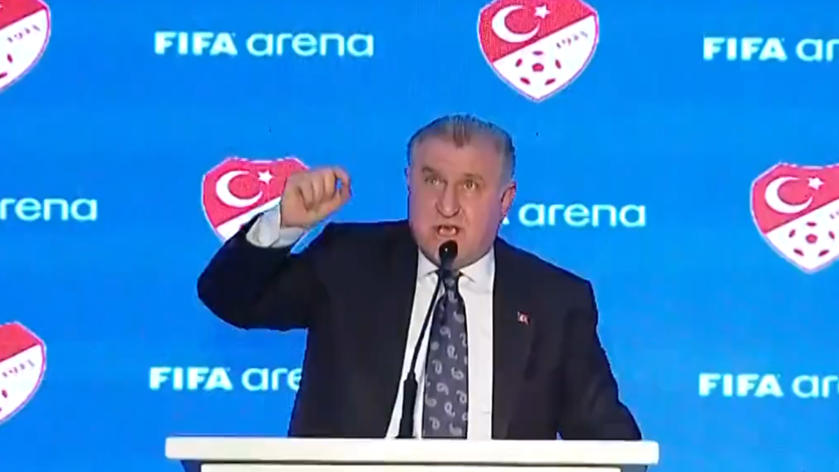 Bakan Osman Aşkın Bak'tan "En Büyük Türkiye!" tezahüratı