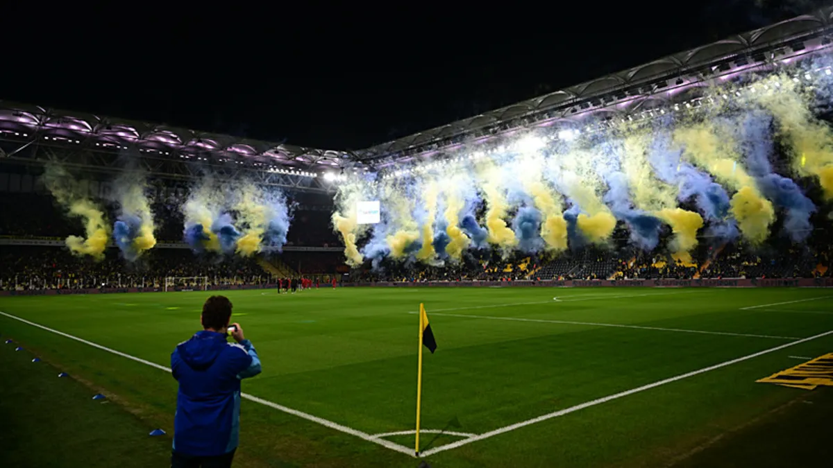 Fenerbahçe-Galatasaray derbisi öncesi Kadıköy'de konfeti şov!