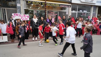 Samsunspor’un eski futbolcuları çocuklarla sokak futbolu oynadı
